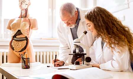 Student in teaching in science lab