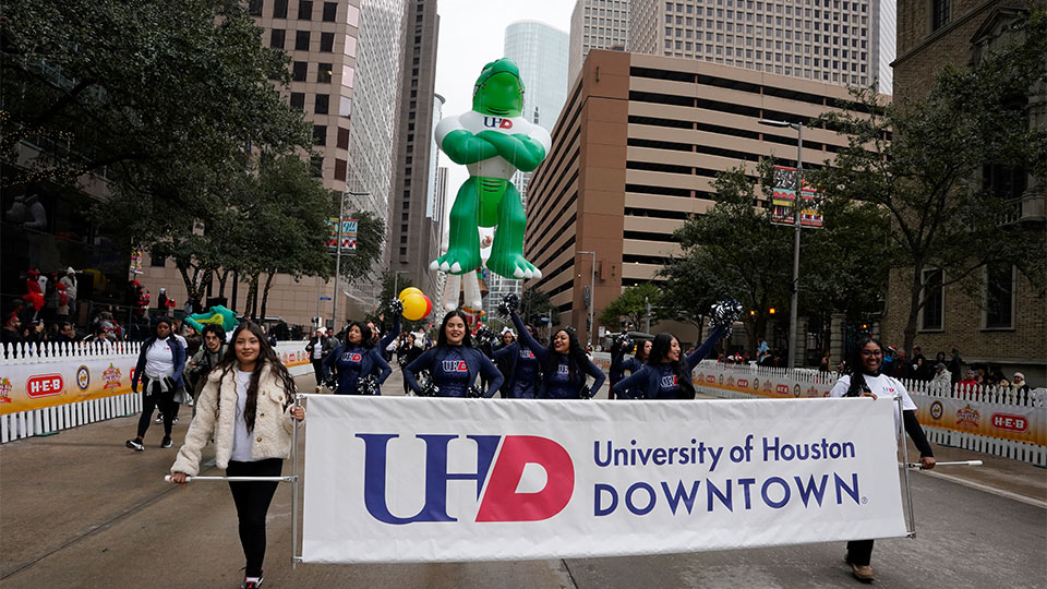 Ed-U-Gator and UHD Community in H-E-B Thanksgiving Day Parade