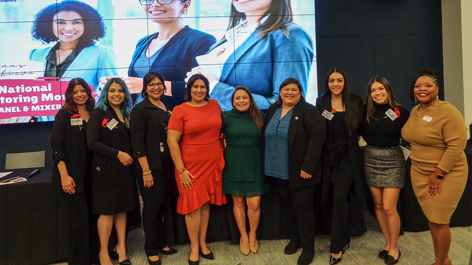 Group photo of ladies at the Latinas Achieve event