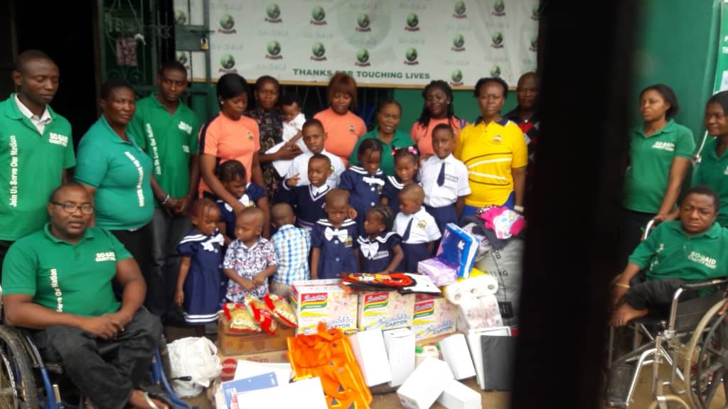 group photo of student volunteers in Nigeria