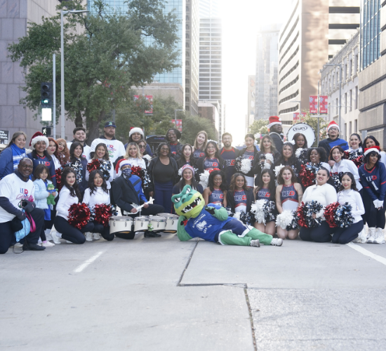 UHD staff, students, and faculty pose with Edugator at the heb thanksgiving day parade